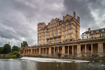 Fototapeta na wymiar An imposing building over the river Avon in Bath, England