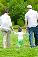 Fototapeta premium 手を繋いで歩く親子