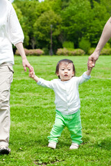 Fototapeta premium 手を繋いで歩く親子