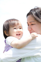 子供を抱っこする母親