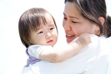 子供を抱っこする母親