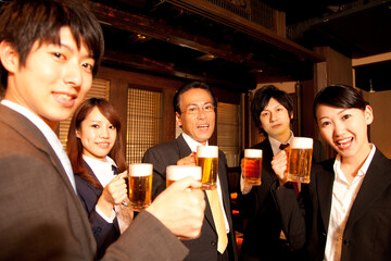 居酒屋で乾杯をするビジネスマン