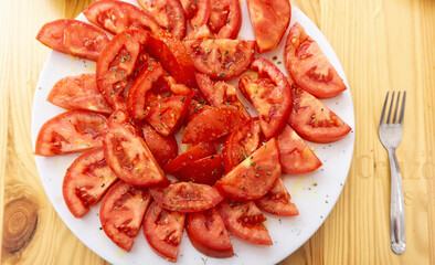 Tomato seasoned with olive oil and garlic.