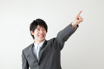 指差しするビジネスマン