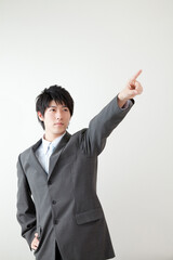 指差しするビジネスマン
