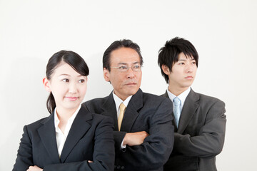 腕組みをするビジネスマンとＯＬ