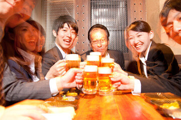 ビールで乾杯するビジネスマン