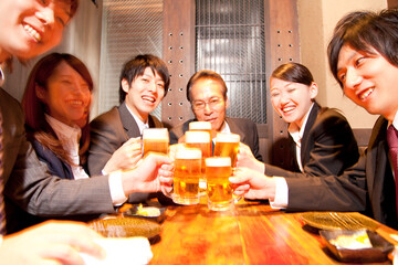 ビールで乾杯するビジネスマン