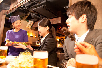 居酒屋で飲食するビジネスマン