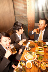 居酒屋で食事する会社員