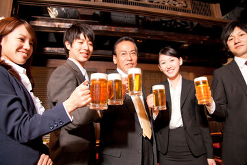 ビールで乾杯するビジネスマン