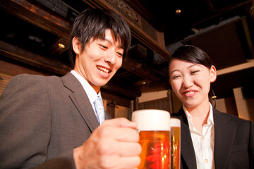 ビールで乾杯するビジネスマン