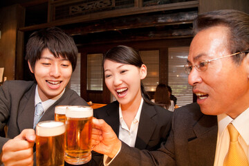 ビールで乾杯をするビジネスマン