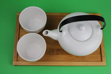 japanische Teekanne mit kleinen weißen Teetassen und unterschiedlichen Teesorten 