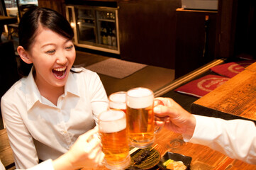 ビールで乾杯するＯＬ