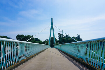 多摩川の清流に架かる鮎美橋（青梅市、釜の淵公園） 
