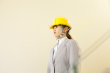 非常口から避難するＯＬ