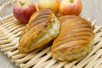 chaussons aux pommes sur un plateau en osier