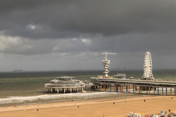Regenwolken über dem Nordseestrand von Scheveningen