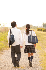 帰宅する高校生カップル