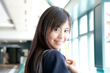 振り返る女子高校生