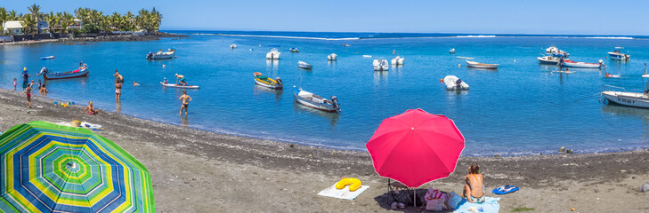 Plage de Bassin Pirogue, L’étang salé les bains, île de la Réunion  © Unclesam