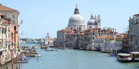 Basilika der Heiligen Maria in Venedig aus der Sicht von einer Brücke.