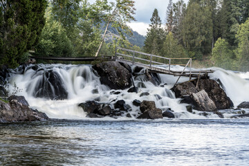 Naklejka premium Wodospad Kjærrafossen nad rzeką Numedalslagen
