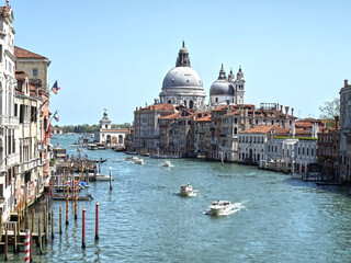 Fototapeta na wymiar Die Basilika der Heiligen Maria in Venedig aus der Ferne.