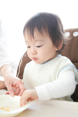 Fototapeta premium 食事する男の子