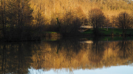 Paysage gersois en soirée, pendant le soleil couchant.  Les reflets dans l'eau sont éloquents