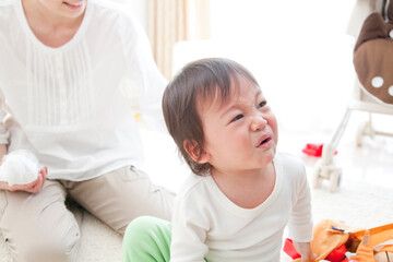 泣く男の子