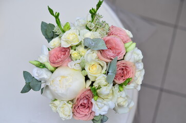 bridal bouquets of natural flowers