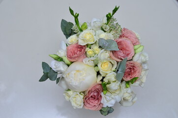 bridal bouquets of natural flowers