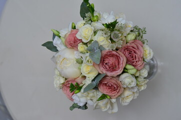 bridal bouquets of natural flowers