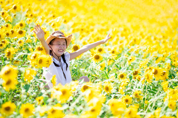 ヒマワリ畑で遊ぶ少女