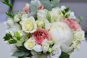 bridal bouquets of natural flowers