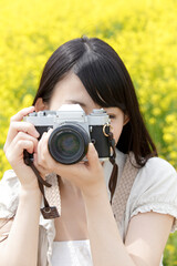 写真を撮る女性