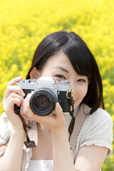 写真を撮る女性