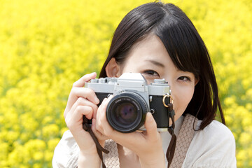 写真を撮る女性