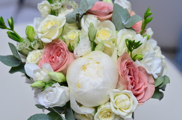 bridal bouquets of natural flowers