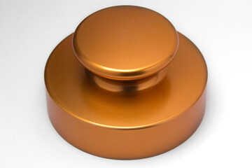 Schallplattengewicht aus Aluminium, orange eloxiert, freigestellt.