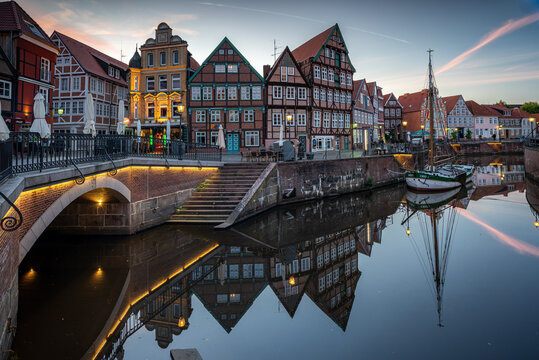 Altstadt von Stade im Sonnenuntergang und D&auml;mmerung