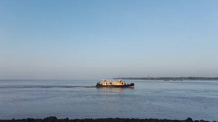 A warm morning at the riverside