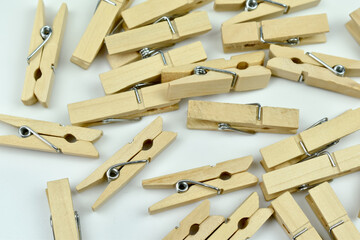 Drewniany spinacz  na jasnym tle.