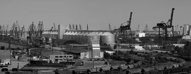 Port trade in grain silos