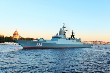 Obraz premium Warship Corvette on the roadstead of the Neva River