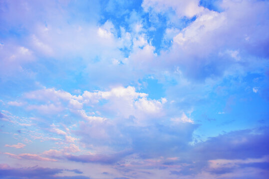 青空を流れる雲の背景イメージ 04