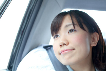 タクシーに乗る女性