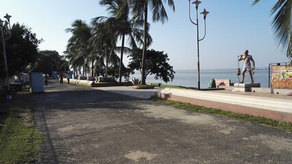 A warm morning at the riverside